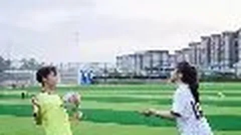 张纪中家庭春游，爱妻腹部明显隆起引发怀孕猜测